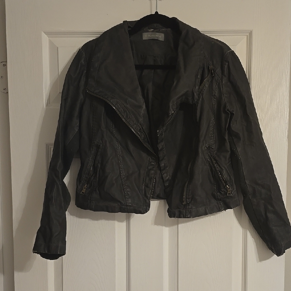 Bagatelle Green Leather Jacket with Cropped Style and Notched Lapel